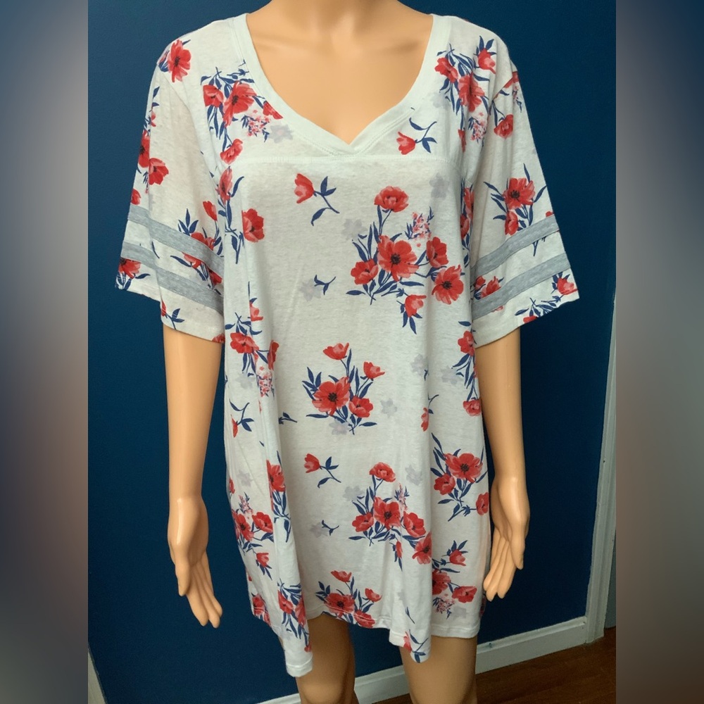 torrid White V-Neck Tunic with Red Floral & Navy Accents